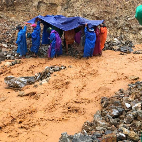 Không ngại hiểm nguy khiêng người bệnh qua điểm sạt lở nguy hiểm đưa đi cấp cứu