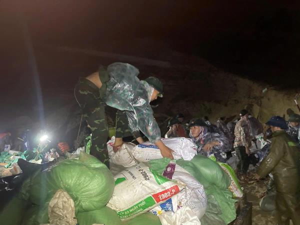 Hơn 500 CBCS lực lượng vũ trang Quân khu 5 cơ động trong đêm ứng cứu bờ kè An Lương