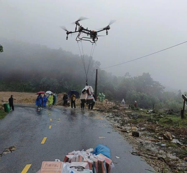 Lực lượng Công binh dùng thiết bị bay tiếp tế lương thực cho người dân