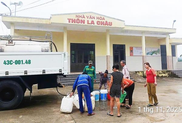 Nối lại việc cung cấp nước sạch cho người dân vùng ngập lụt