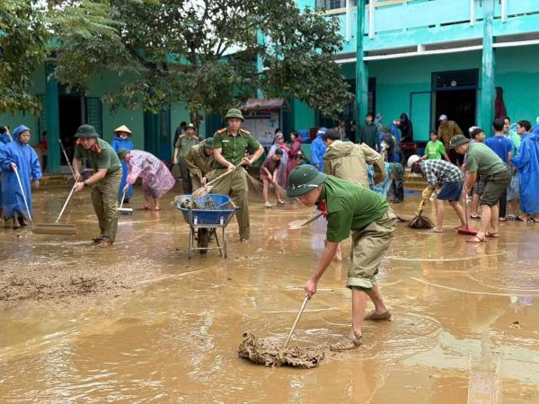 Chung tay khắc phục hậu quả lũ, giúp dân ổn định cuộc sống