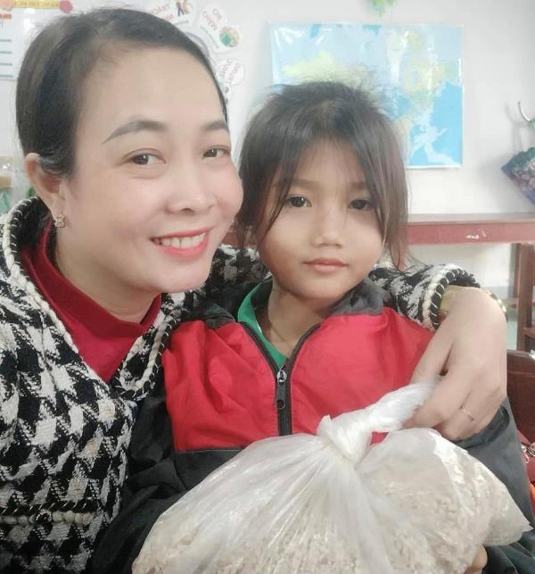 Cảm động học sinh vùng cao Đà Nẵng tặng túi gạo nhỏ làm quà cho cô giáo