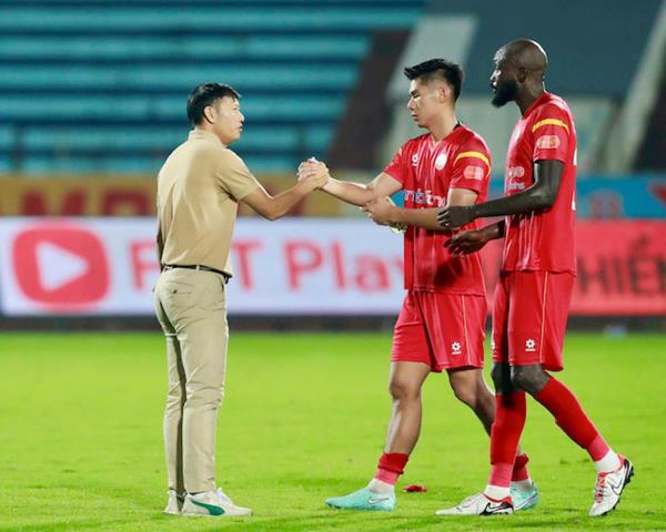 V-League 2025/26: Giữa đường thay tướng, mất quân