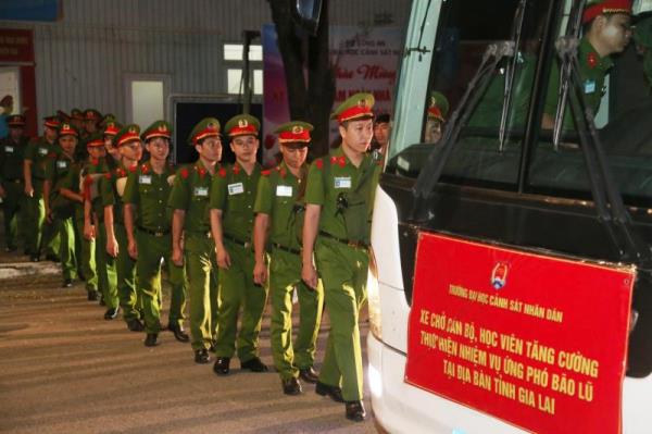 Công an các đơn vị, địa phương tiếp tục chi viện hỗ trợ đồng bào vùng lũ