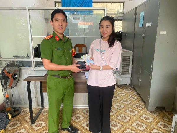 Công an xã Bà Nà trao trả tài sản cho người đánh rơi