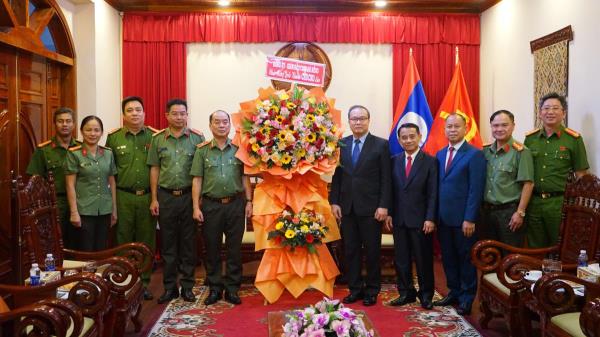 Lãnh đạo Công an TP Đà Nẵng chúc mừng Tổng Lãnh sự quán Lào nhân kỷ niệm 50 năm Quốc khánh nước CHDCND Lào