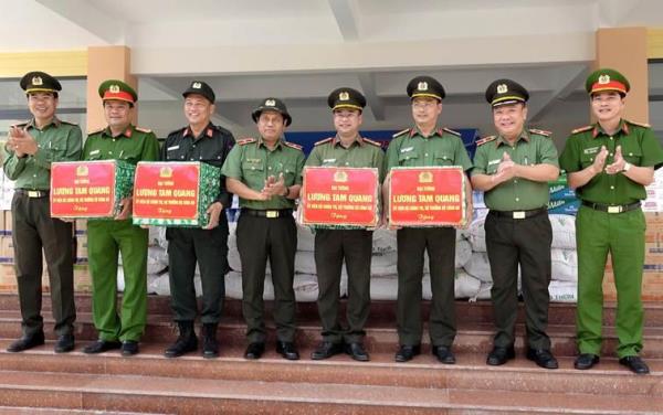 Bộ Công an hỗ trợ 1 tỉ đồng và 50 tấn hàng giúp người dân Gia Lai khắc phục bão, lũ