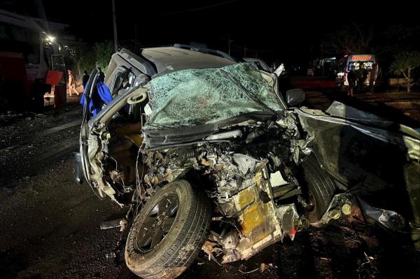 2 ô-tô tông trực diện lúc rạng sáng khiến 3 người thương vong