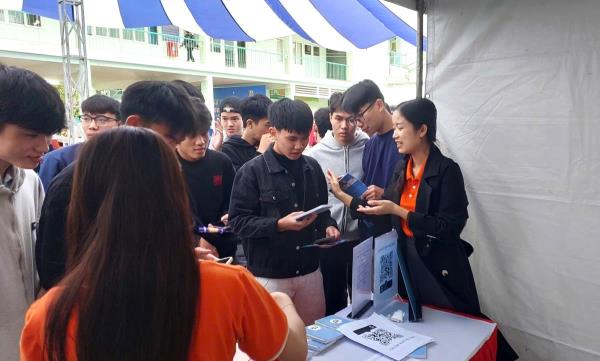 Gần 12.000 vị trí việc làm cần lao động