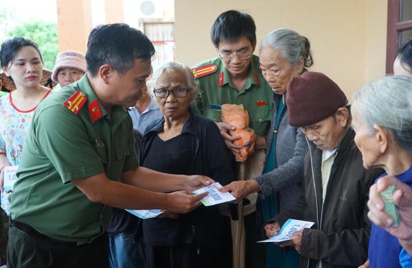 Báo CAND cùng Công an TP Đà Nẵng chung tay hướng về miền Trung sau lũ