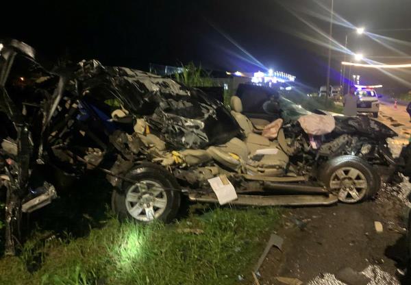 Tai nạn liên hoàn xe ô-tô bẹp dúm