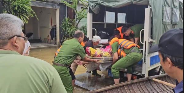 Công an xã Vu Gia huy động tổng lực kịp thời hỗ trợ 4 bệnh nhân vùng ngập sâu đi cấp cứu