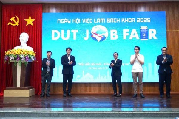Gần 300 vị trí việc làm và thực tập tại Ngày hội việc làm Bách khoa – DUT Job Fair 2025