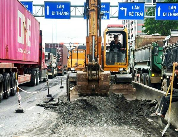 Nhiều ổ gà, ổ voi xuất hiện trên QL14B đoạn qua khu vực nội đô TP Đà Nẵng