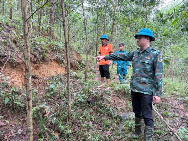 Phát hiện vết nứt trên đồi uy hiếp 20 hộ dân xã La Dêê