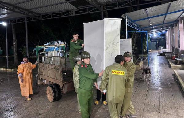 Cánh tay nối dài của Công an, chỗ dựa vững chắc của nhân dân trong mưa lũ