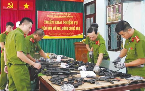 Giao nộp vũ khí là góp phần ngăn chặn từ sớm, loại bỏ nguy cơ phạm tội