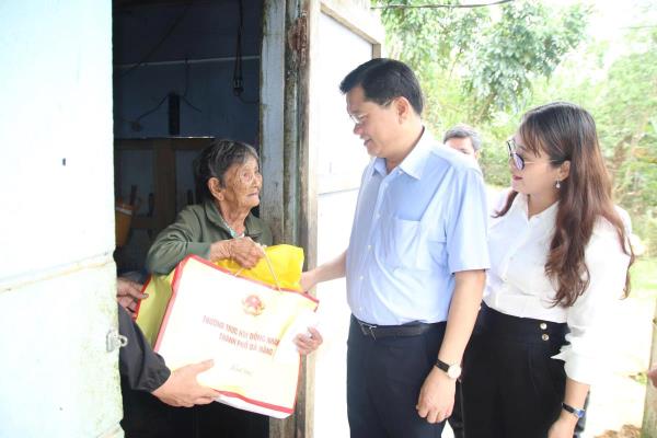 Phó Chủ tịch Thường trực HĐND thành phố Trần Phước Sơn thăm, tặng quà các xã bị thiệt hại do mưa lũ