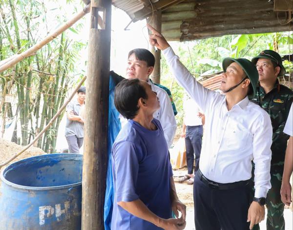 Lãnh đạo thành phố trao hỗ trợ cho người dân vùng thiên tai