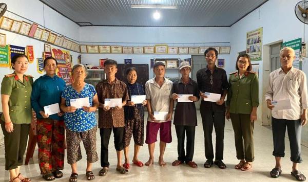 Thắm tình dân tộc, đượm nghĩa đồng bào