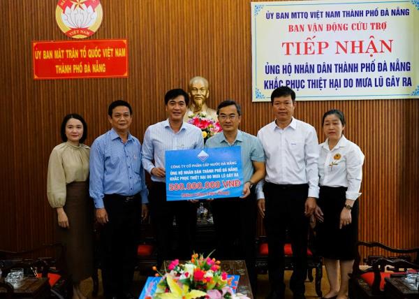 Công ty CP Cấp nước Đà Nẵng và Công ty CP Đầu tư Đà Nẵng - Miền Trung ủng hộ đồng bào thiệt hại do bão lũ 1,2 tỷ đồng