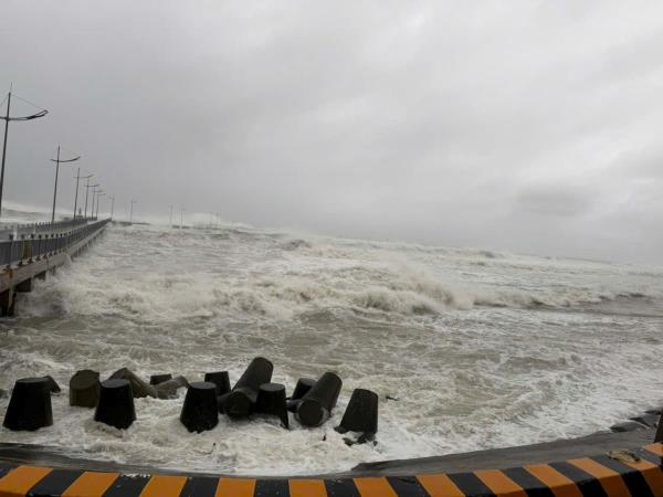 Giữa lúc bão vào, ba ngư dân vẫn đang trôi dạt trên biển ở Lý Sơn