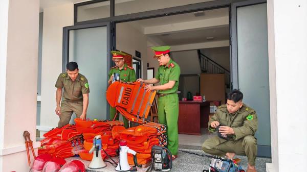 Công an xã A Vương đẩy mạnh tuyên truyền trong nhân dân ứng phó với  bão số 13