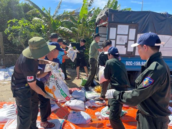 Lực lượng Cảnh sát cơ động dự bị Công an TP Đà Nẵng cùng quân đội và nhân dân xã Duy Nghĩa gia cố kè chống sạt lở