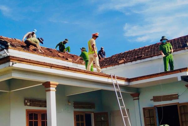 Khẩn trương giúp dân khắc phục thiệt hại sau lốc xoáy ở xã Long Phụng