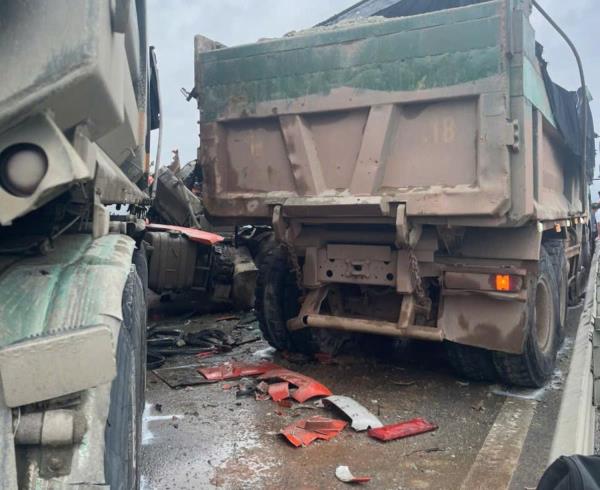 Hai xe tải va chạm mạnh trên cao tốc bị hư hỏng nặng