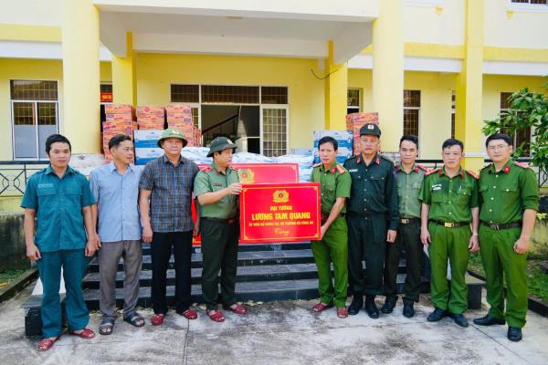 Bộ Công an hỗ trợ nhân dân tỉnh Đắk Lắk khắc phục hậu quả cơn bão số 13