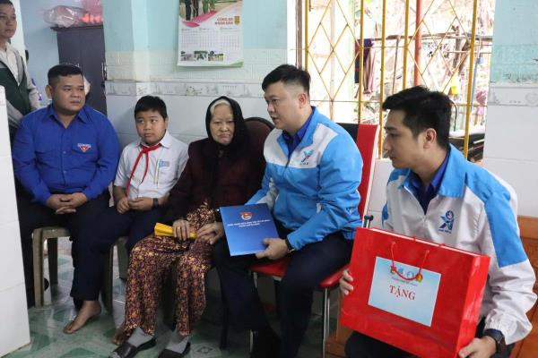 Tuổi trẻ Đà Nẵng đồng loạt ra quân Ngày cao điểm Thanh niên cùng hành động chào mừng Đại hội Đoàn lần thứ I