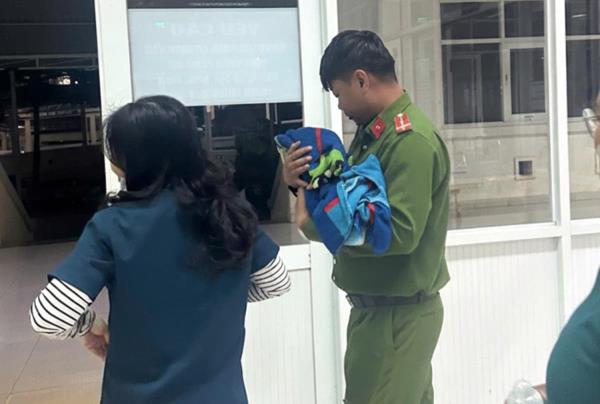 Cứu kịp thời trẻ sơ sinh bị bỏ rơi