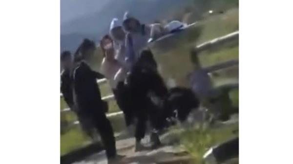 Nữ sinh bị đánh hội đồng ở bờ suối