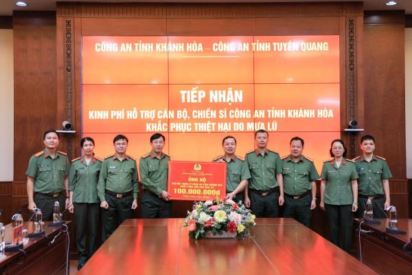 Công an tỉnh Tuyên Quang trao tặng Công an tỉnh Khánh Hòa 100 triệu đồng khắc phục hậu quả thiên tai