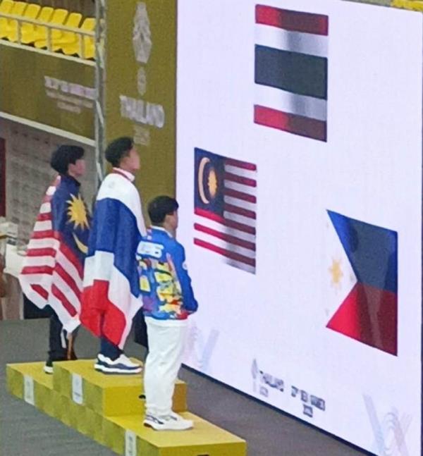 Nghi thức trao huy chương độc lạ gây tranh cãi