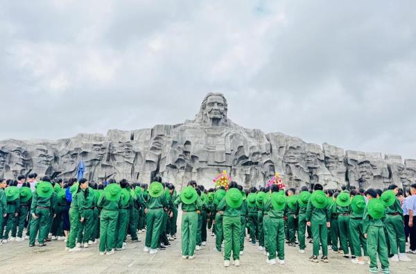 Hơn 300 đội viên tiêu biểu tham quan, dâng hương tại Tượng đài Mẹ Việt Nam Anh hùng