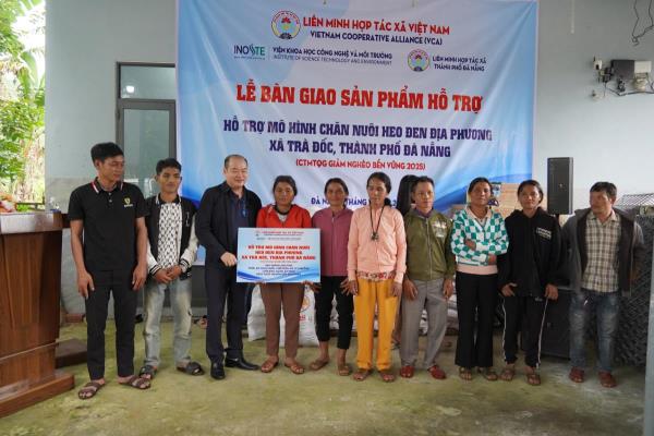 Hỗ trợ 100 con heo đen giống cho người dân xã Trà Đốc phát triển sinh kế