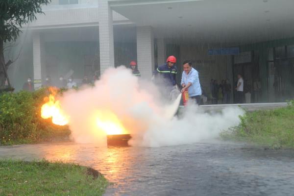 Phối hợp diễn tập chữa cháy và cứu nạn cứu hộ tại Trung tâm Y tế khu vực Thanh Khê