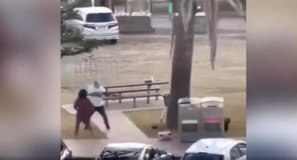 Video khoảnh khắc người đàn ông lao đến tước súng của kẻ tấn công khủng bố ở Úc