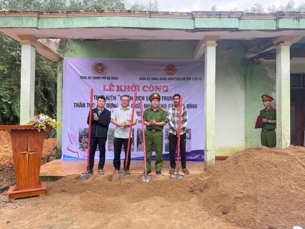 Công an xã Sơn Cẩm Hà ra quân thực hiện Chiến dịch Quang Trung