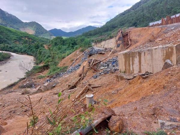 Sau mưa lũ, 7 hộ dân xóm 7 nhà ở Tà Lang vẫn còn bị cô lập