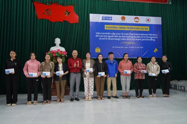 Trao viện trợ cho các hộ dân Đà Nẵng bị ảnh hưởng bởi mưa bão