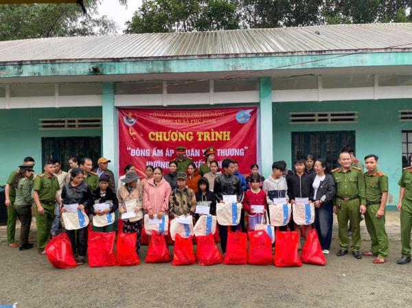 Mang yêu thương đến với bà con La Bơ