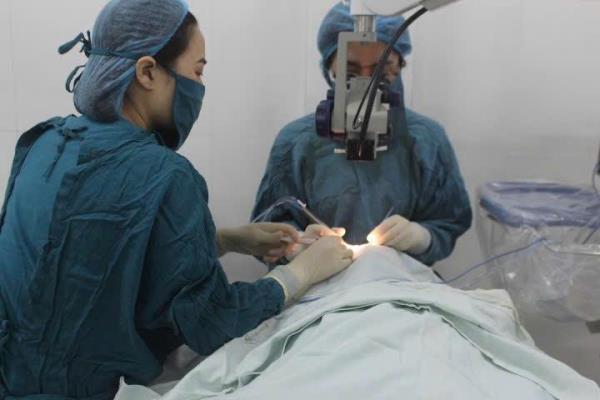 Bệnh viện Mắt Nam Quảng Trị làm chủ kỹ thuật đặt ống tiền phòng điều trị glaucoma