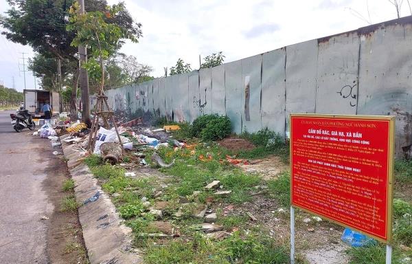 Ném rác… giấu tay