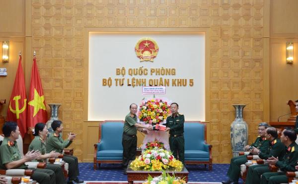 Lãnh đạo Công an TP Đà Nẵng thăm, chúc mừng các đơn vị Quân đội nhân kỷ niệm 81 năm Ngày truyền thống