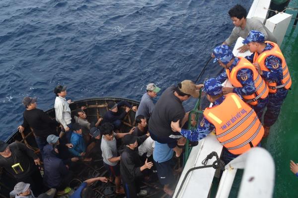 Tàu Cảnh sát biển 2 tiếp nhận 52 thuyền viên tàu cá Đà Nẵng bị chìm ở Trường Sa