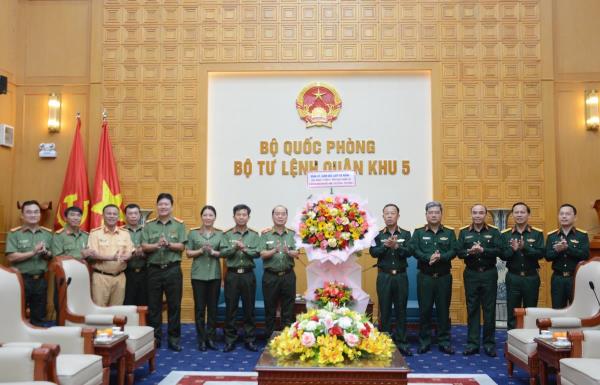 Thiếu tướng Nguyễn Hữu Hợp, Giám đốc Công an thành phố thăm, chúc mừng Bộ tư lệnh Quân khu 5