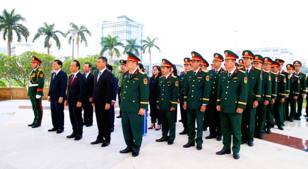 Lãnh đạo thành phố Đà Nẵng dâng hương Đài tượng niệm và Nghĩa trang liệt sĩ thành phố